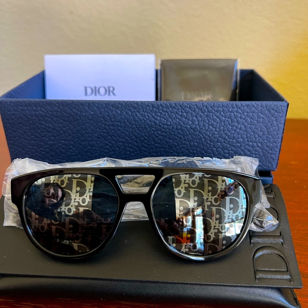 💯 Authentic DiorB23 R1l men sunglasses. Women can wear this versatile style.